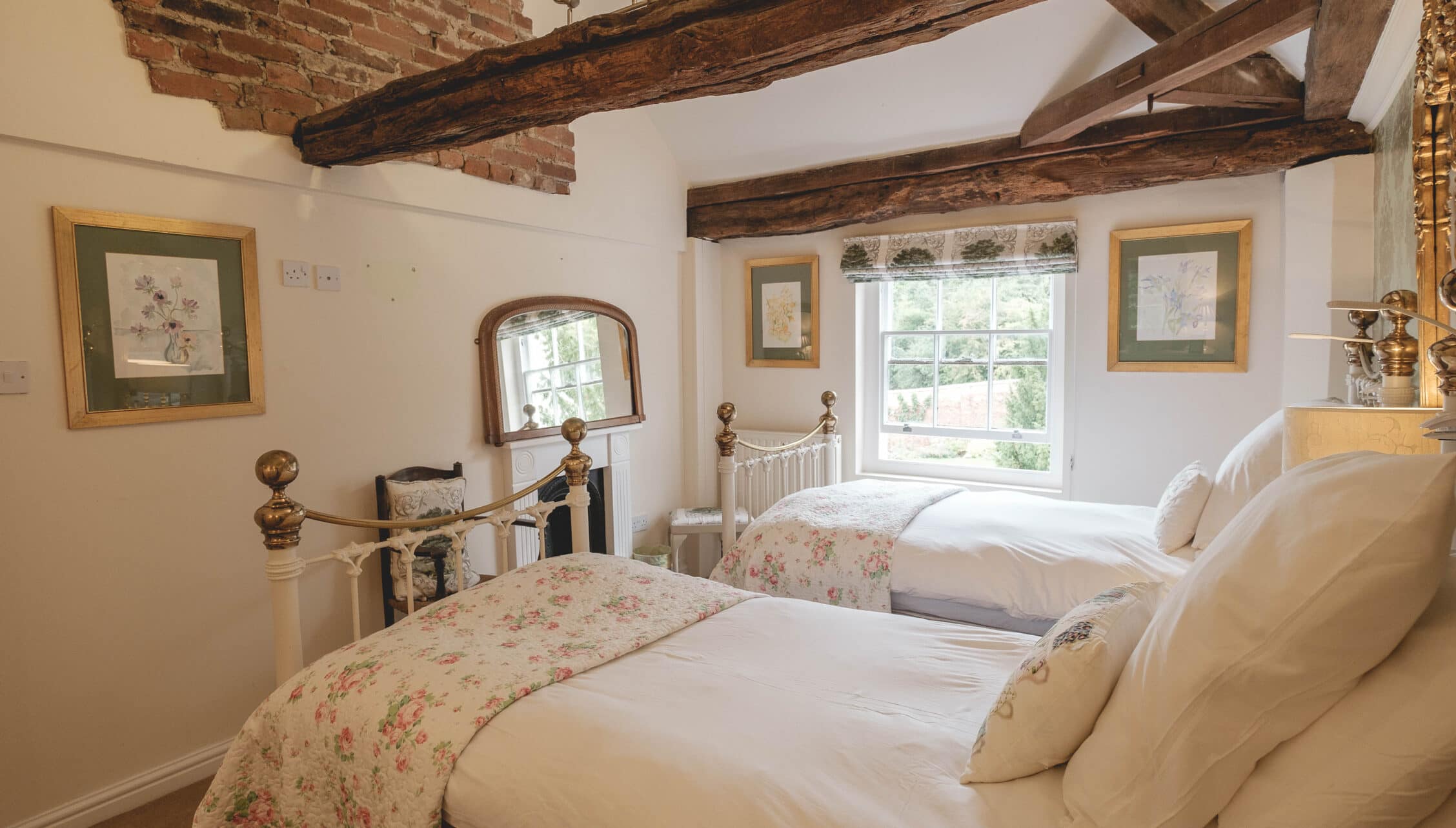 Breedon Hall, Leicestershire – Bedroom with twin beds, exposed oak beams and brass bedsteads.