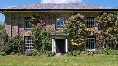 Old Rectory and Coach House – Stone country house with ivy-covered façade, sash windows and wisteria flowering climbers.